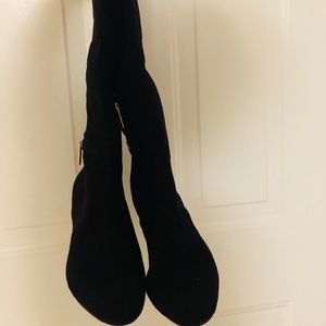 Knee black boots BCBGeneration,it still new.